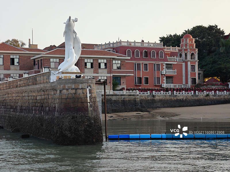 海上国宝-中华白海豚雕像下的鼓浪屿钢琴码头避风港图片素材