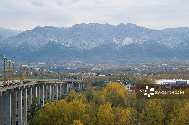 雪后的陕西西安秦岭和滈河大桥图片素材