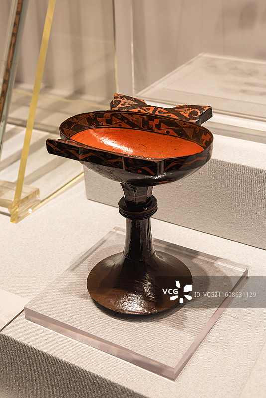 高柄漆耳杯，战国，河南叶县辛庄1号墓出土，平顶山博物馆图片素材