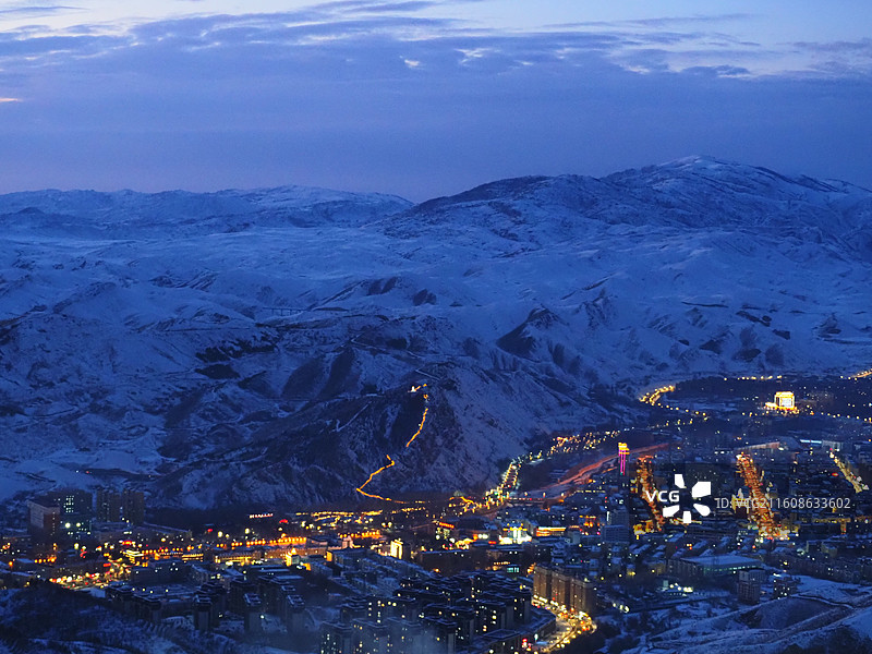 阿勒泰将军山滑雪场夜景图片素材