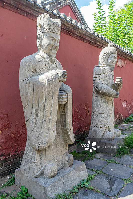 中国山东泰安著名景点泰山旅行旅游目的地风景区，泰山第一行宫岱庙，古代人物雕像，户外白昼无人图像摄影图片素材