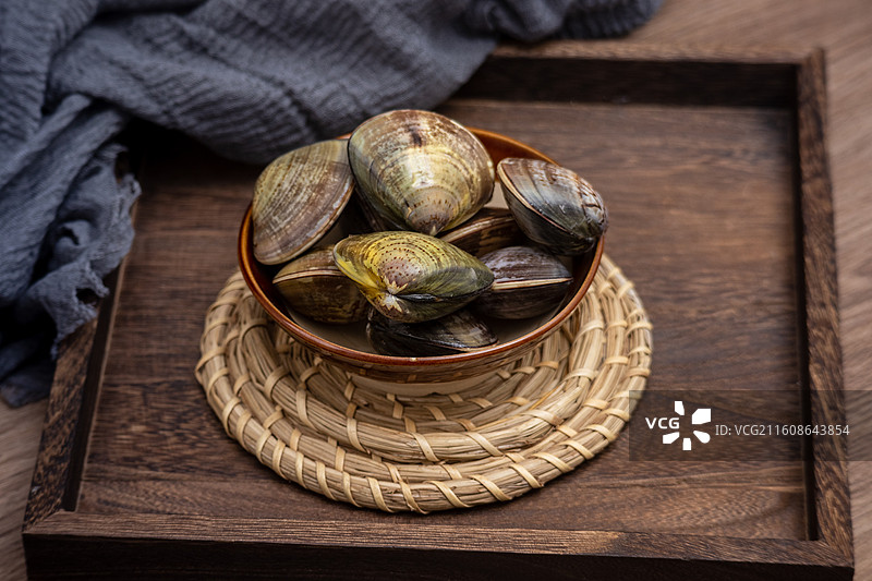 桌面餐具放着新鲜文蛤蛤蜊生鲜食材水产品图片素材