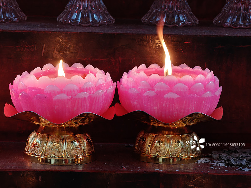 北京火神庙点燃的佛灯，供灯祈福图片素材