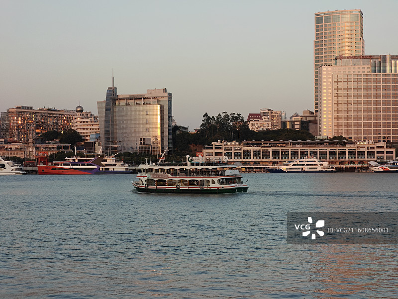 光影厦门之夕阳西下，金光熠熠的鹭江道城市风光图片素材