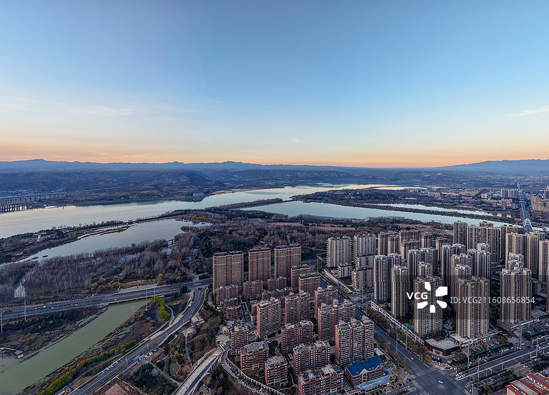 高视角航拍中国河南省三门峡市天鹅湖湿地公园全景图片素材