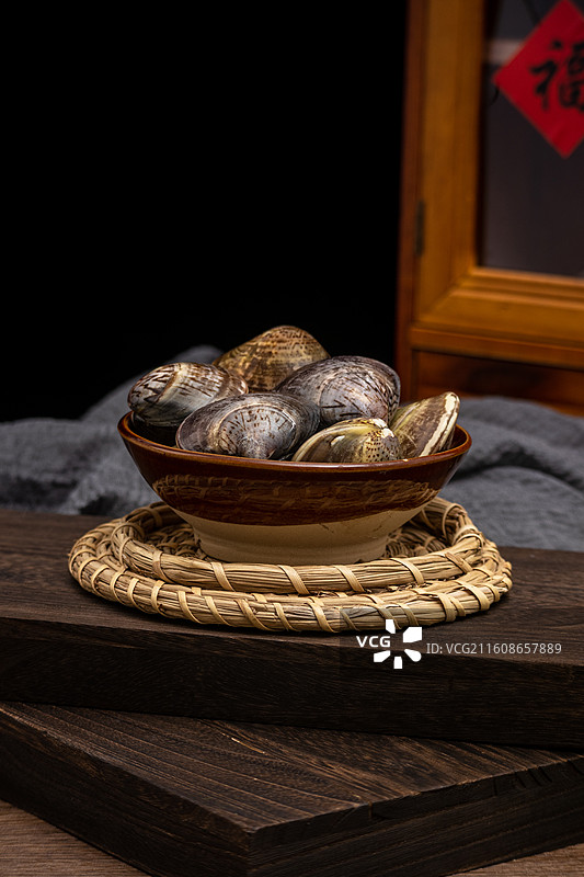 桌面餐具放着新鲜文蛤蛤蜊生鲜食材水产品图片素材