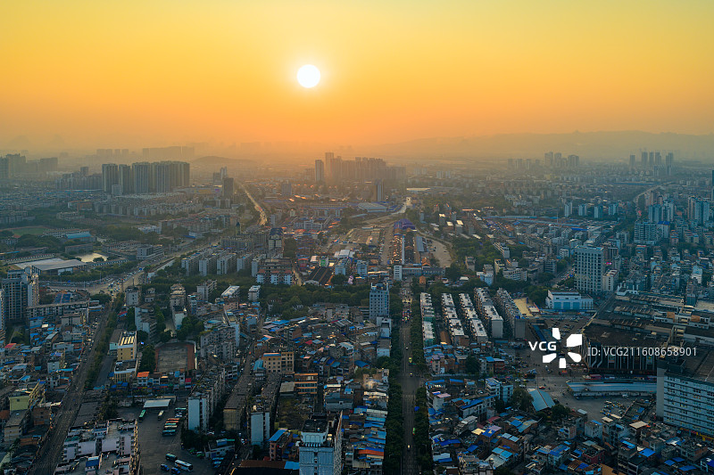 广西柳州柳南区夕阳晚霞航拍视角城市风光图片素材