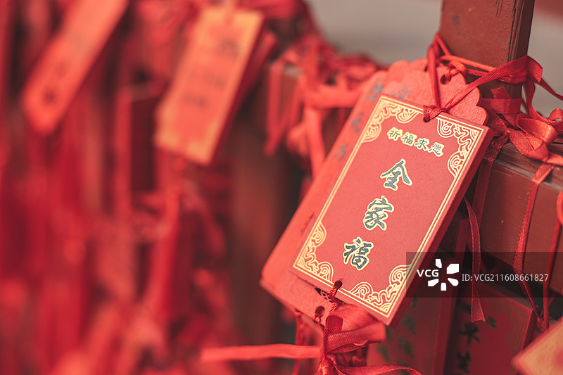 中国道教宗教象征传统文化拍摄主题  ,铁栏杆子上悬挂着大量万事如意身体健康许愿牌子，户外白昼无人图像图片素材