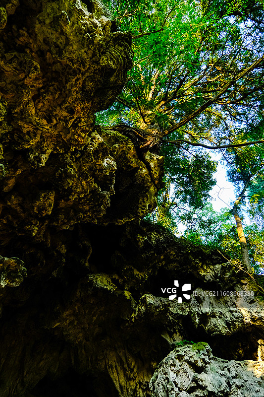金秋时节中国贵州省黔南州黄平县飞云崖风光，黔南第一洞天牌坊，月潭寺牌坊，飞云崖，藏经阁，飞云崖古建筑图片素材