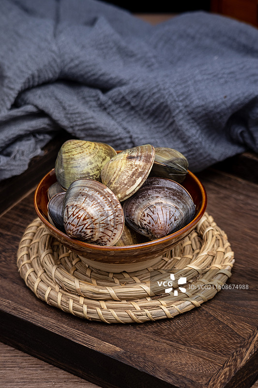 桌面餐具放着新鲜文蛤蛤蜊生鲜食材水产品图片素材