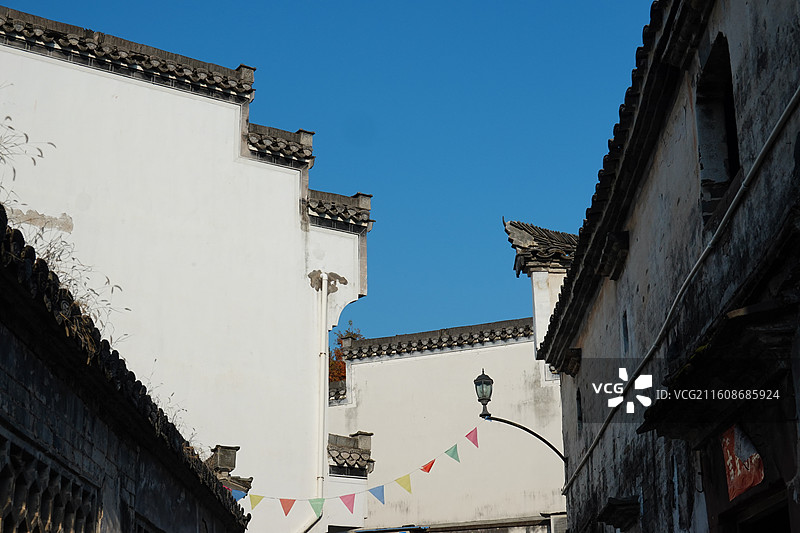 安徽省黄山市歙县郑村镇棠樾村徽州民居街景图片素材