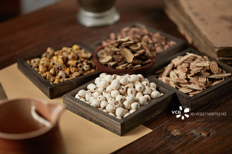 传统中药古籍与中药药材租房特写图片素材