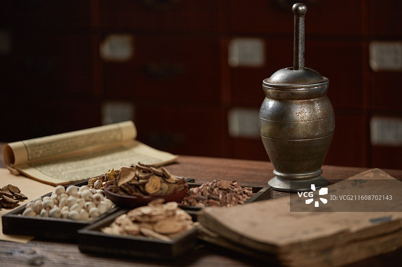 传统中药古籍与中药药材租房特写图片素材