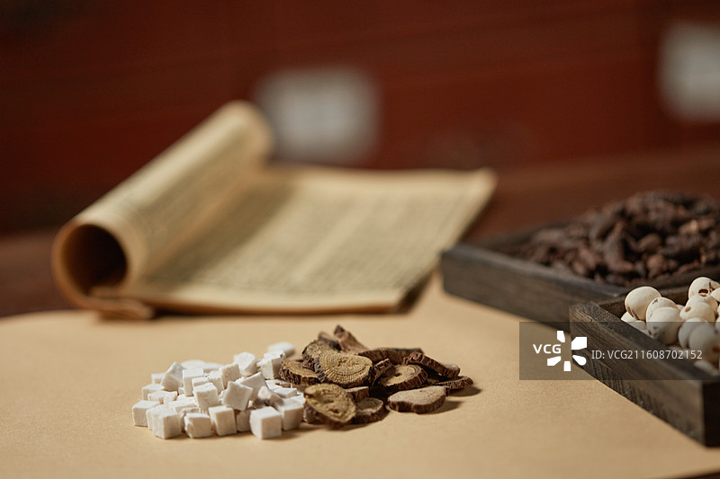 传统中药古籍与中药药材特写图片素材