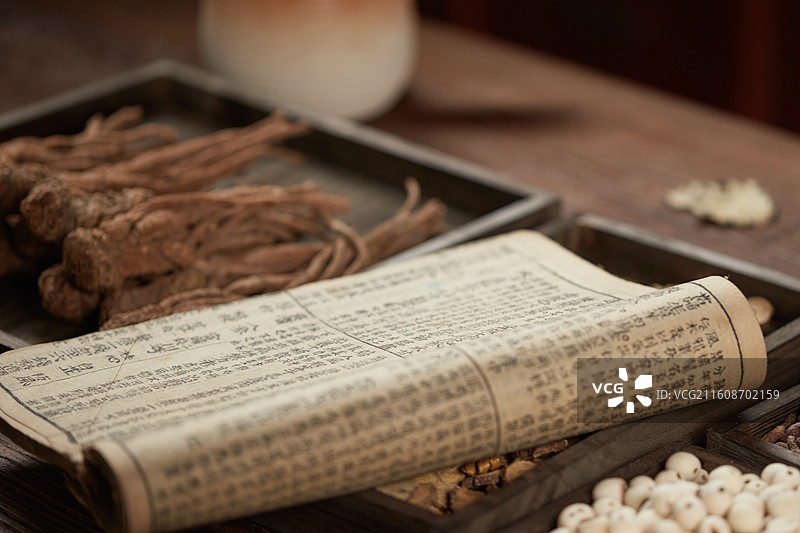 传统中药古籍与中药药材特写图片素材