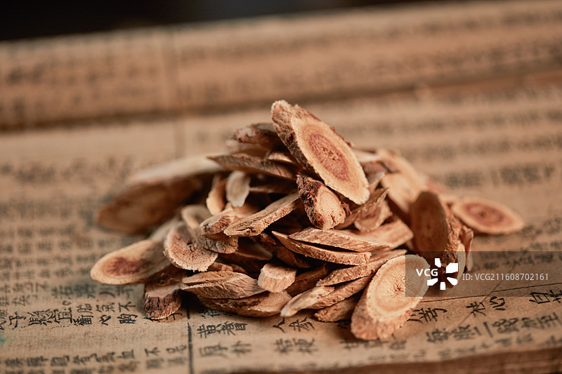 传统中药古籍与中药药材特写图片素材