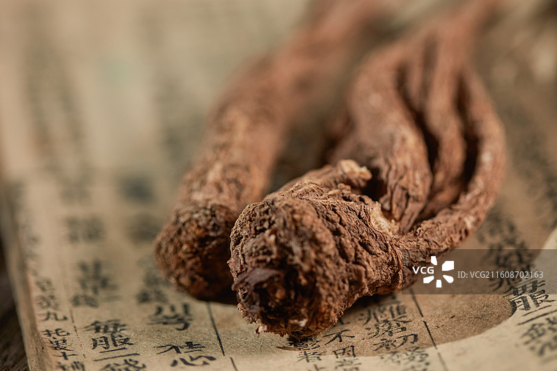 传统中药古籍与中药药材租房特写图片素材