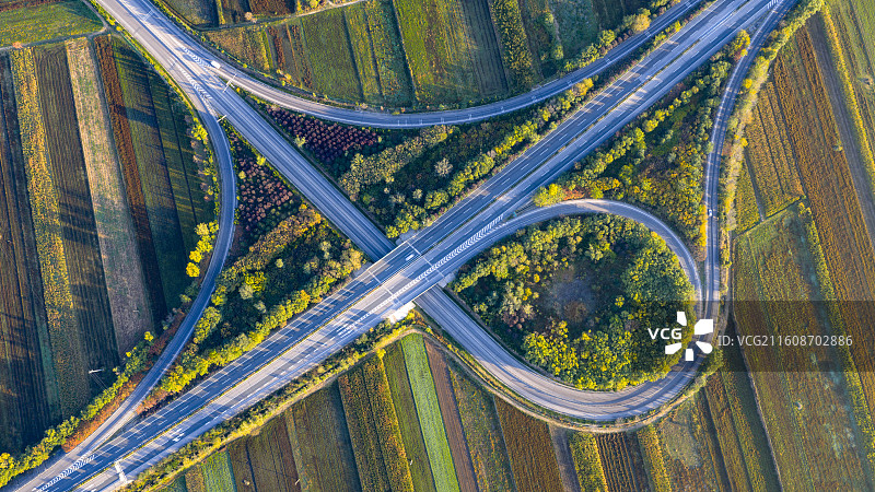 金秋时节高速公路立交桥 农田中的几何图片素材