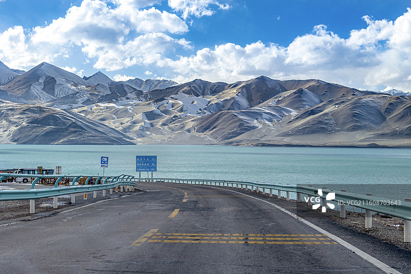 新疆维吾尔克孜勒苏柯尔克孜自治州阿克陶县布伦口乡白沙山白沙湖边公路图片素材