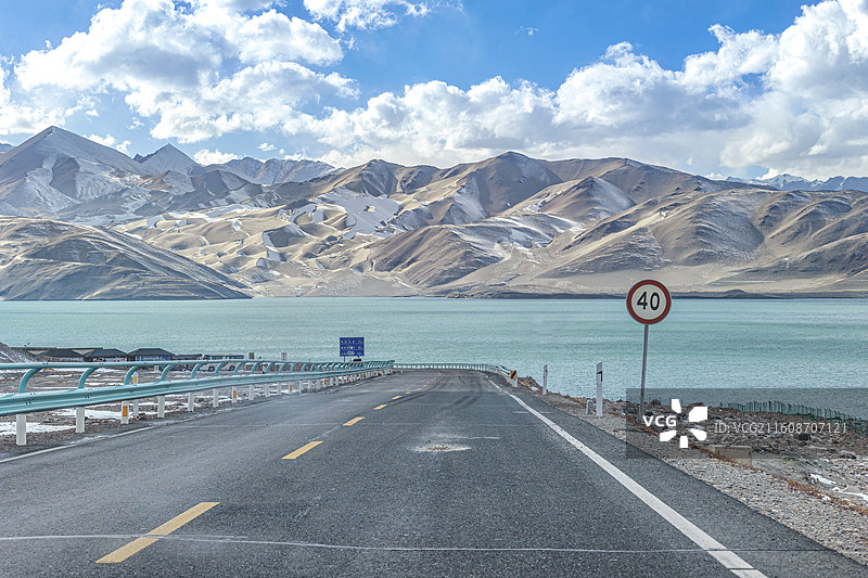 新疆维吾尔克孜勒苏柯尔克孜自治州阿克陶县布伦口乡白沙山白沙湖边公路图片素材