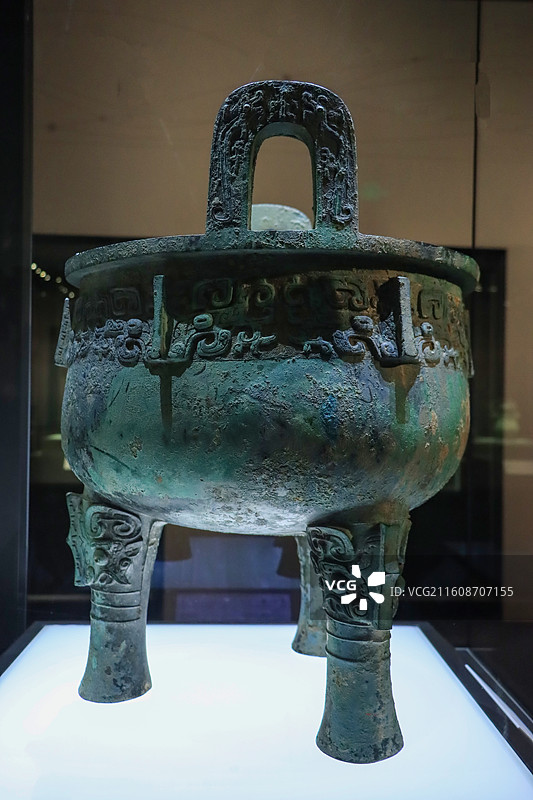 北京首都博物馆展出的北京房山琉璃河遗址出土西周时期堇鼎图片素材