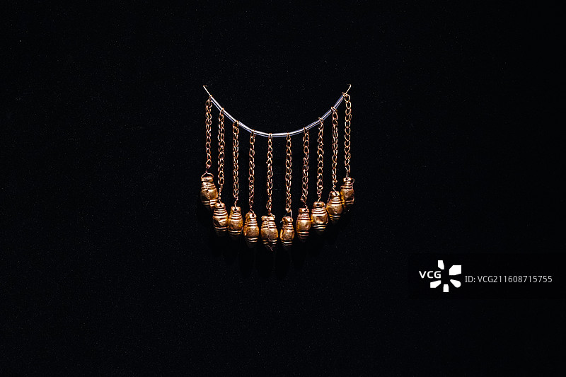 希腊国家考古博物馆藏公元前16世纪来自伯罗奔尼撒半岛迈锡尼的“墓圈A”茧形黄金吊饰图片素材