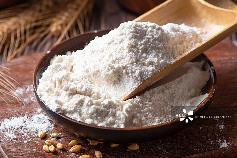 桌上的小麦面粉图片素材