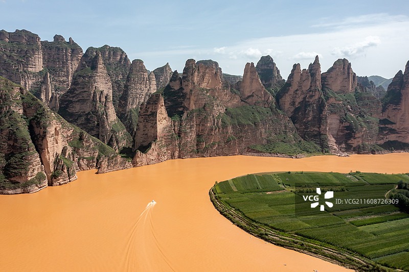 甘肃炳灵寺附近的丹霞峰丛与炳灵湖图片素材