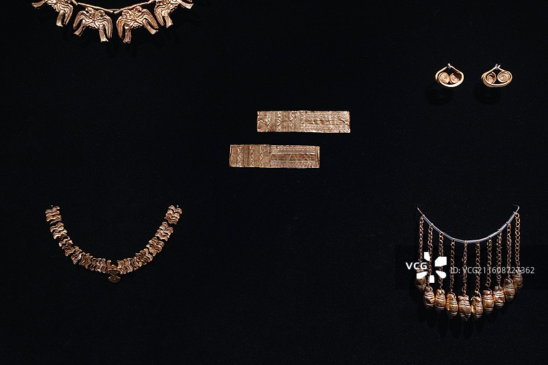 希腊国家考古博物馆藏公元前16世纪来自伯罗奔尼撒半岛迈锡尼的“墓圈A”鹰形金项链两块有几何图案的金片图片素材
