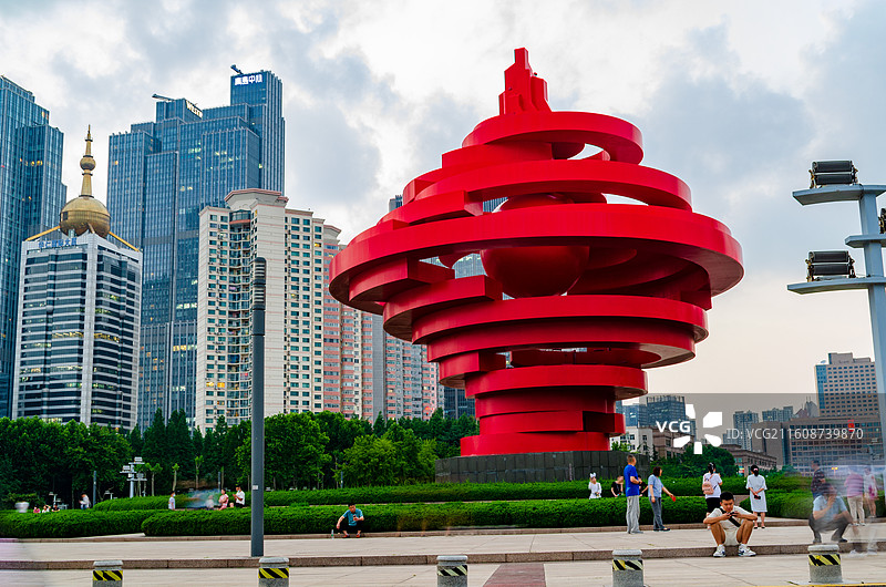 青岛五四广场城市夜景中的五月的风雕塑图片素材