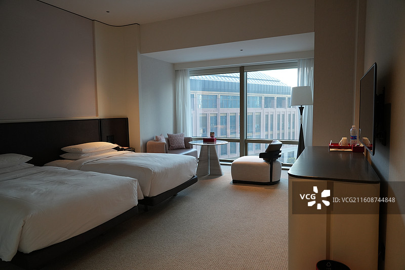 上海外滩茂悦酒店标间房间内部图片素材
