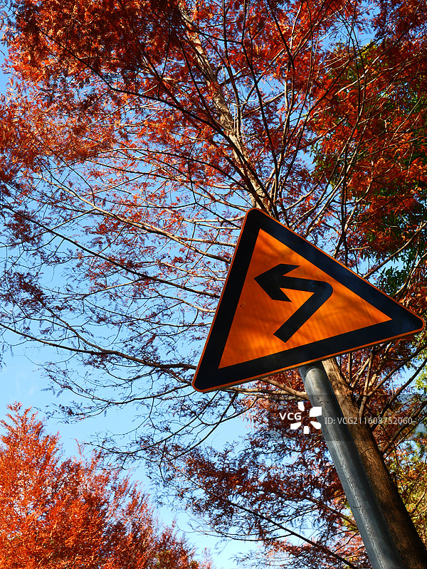 前方左转图片素材