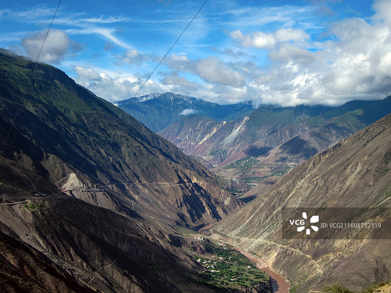 壮丽山谷间蜿蜒河流图片素材