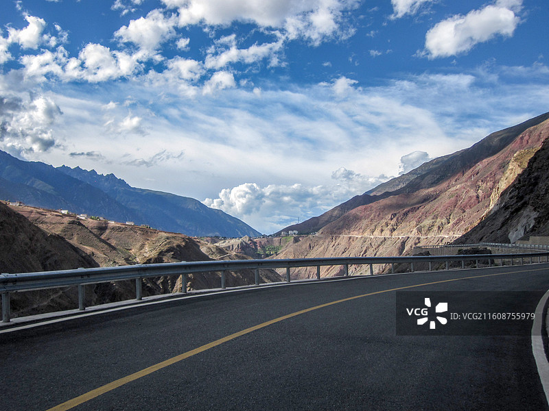 蓝天白云下的山间公路图片素材