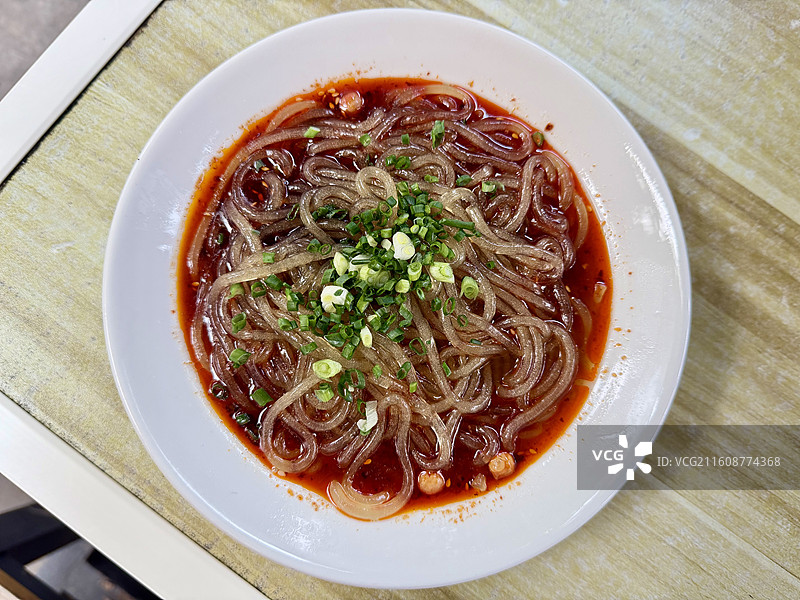 餐桌上的一碗重庆酸辣粉图片素材