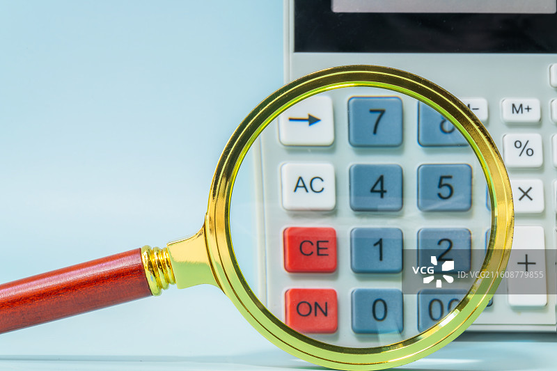 放大镜与计算器图片素材