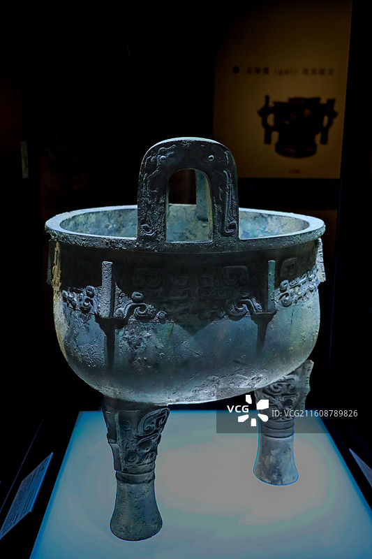 北京首都博物馆展出的北京房山琉璃河遗址出土西周时期堇鼎图片素材