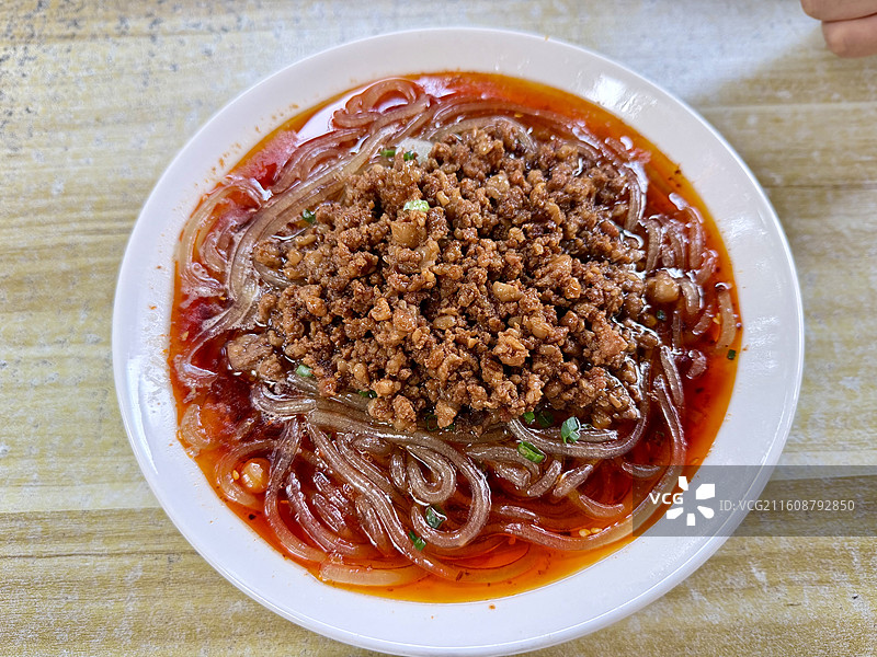 餐桌上的一碗重庆酸辣粉图片素材