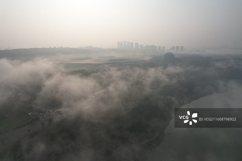 清晨云雾缭绕的重庆悦来江湾图片素材