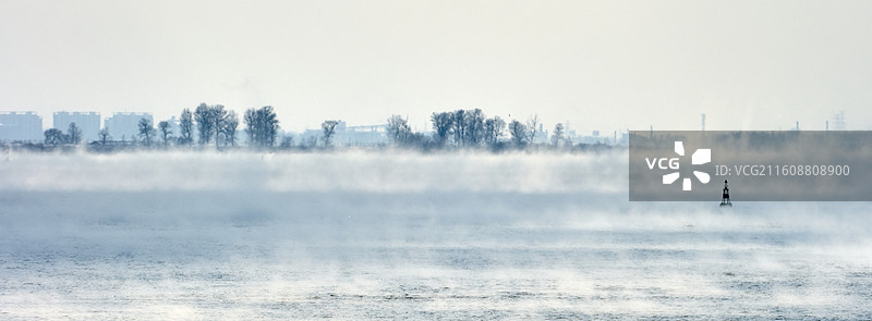 丹东鸭绿江上的航行浮标图片素材