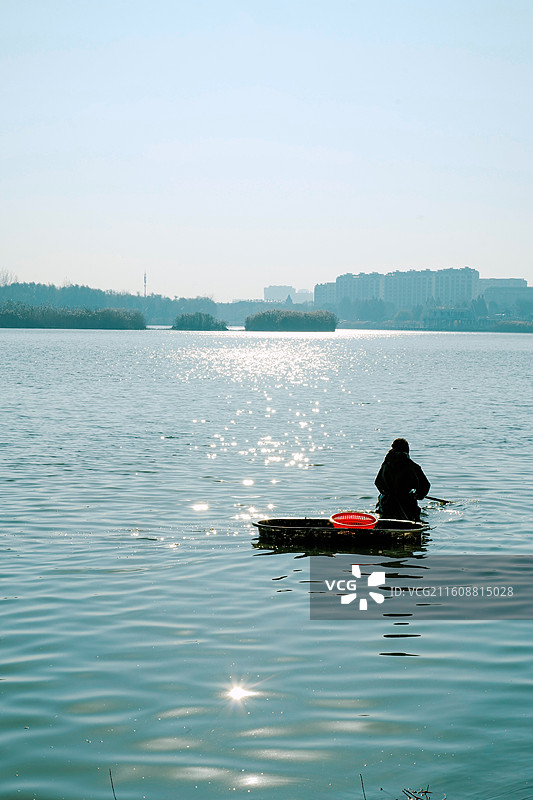 淮安文旅金湖柳树湾湿地公园清淤工人十二月上午在湖水里辛勤工作画面尽显劳动者的淳朴美感图片素材