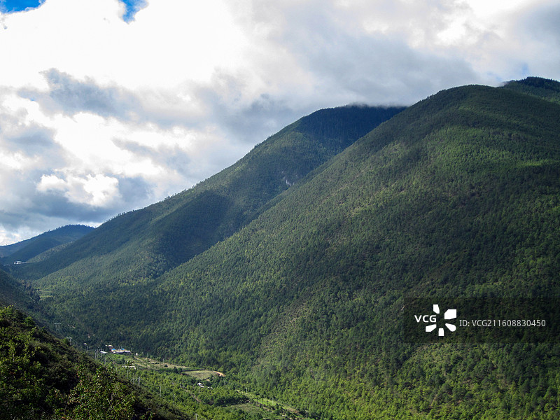 云雾下翠绿的山峦景色图片素材