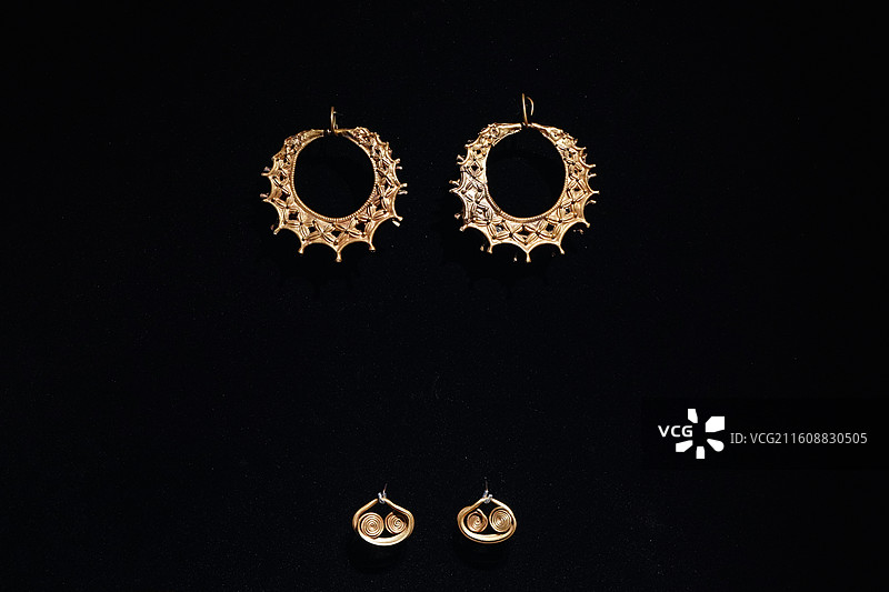 希腊国家考古博物馆藏公元前16世纪来自伯罗奔尼撒半岛迈锡尼的“墓圈A”金耳环心形金耳环图片素材