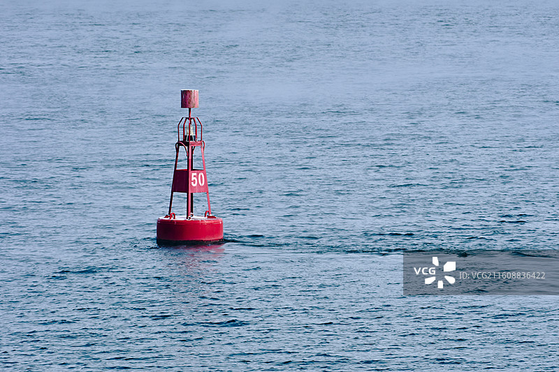 丹东鸭绿江上的航行浮标图片素材