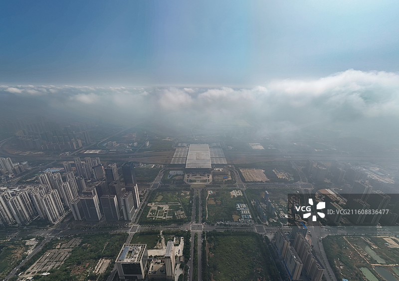 航拍视角下的长沙南站-城市天际线图片素材