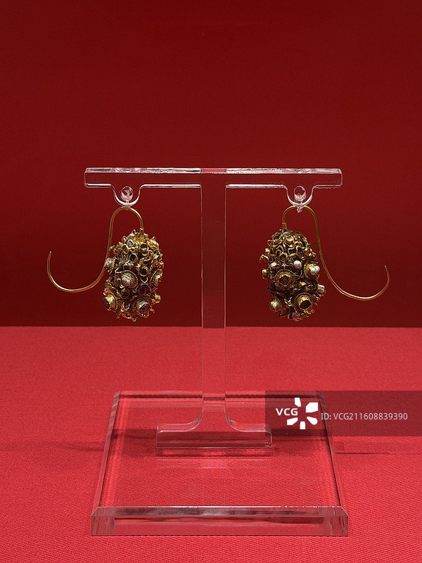 金镶宝凤穿牡丹耳环，明代，蕲春县博物馆藏，明代荆藩珍宝特展图片素材