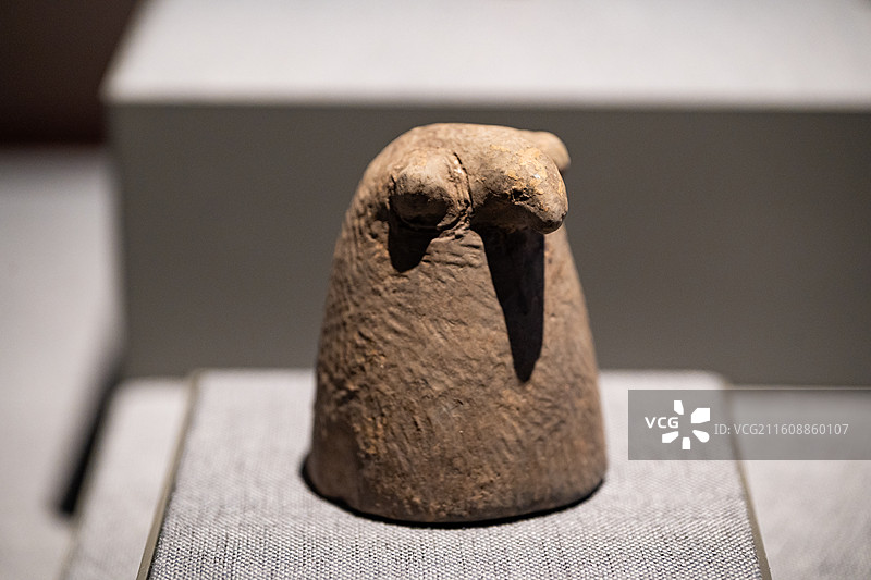 中国考古博物馆 文明起源展厅 新石器时代肖家屋脊（后石家河）文化 陶鹰 湖北天门石家河遗址图片素材