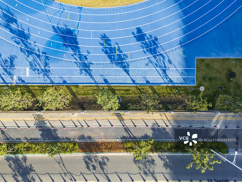 清晨阳光下的城市新校园建筑航拍图片素材