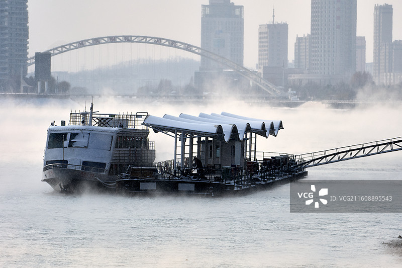 丹东鸭绿江断桥景区岸边的邮轮码头图片素材