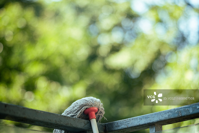 一个晾晒的拖把图片素材